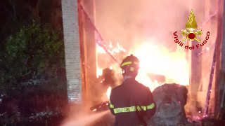 Sassoferrato - Incendio in un fienile, intervengono i vigili del fuoco